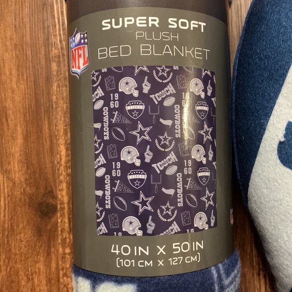 NFL Dallas Cowboys Travel Set Neck Pillow & Blanket - Picture 5 of 7